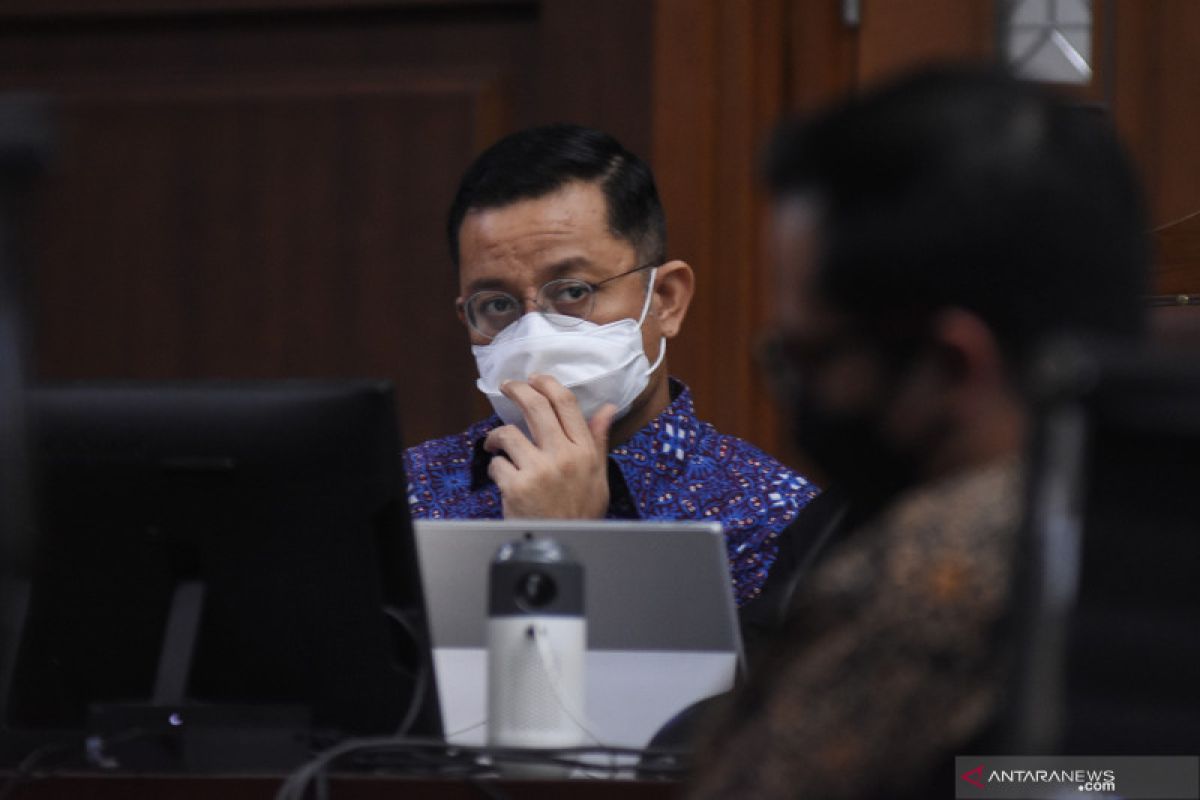 Hakim: Eks Mensos Juliari "lempar batu sembunyi tangan"