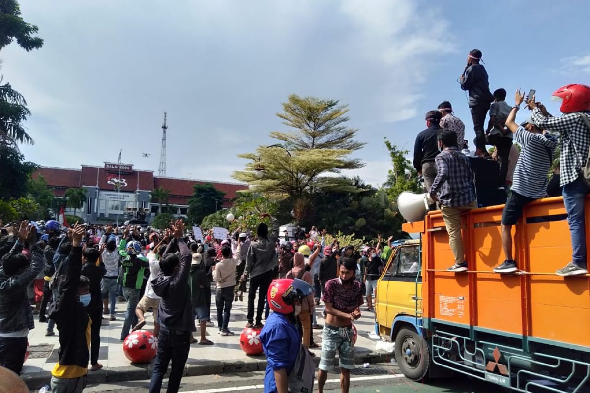 Wali kota temui warga Madura demo penyekatan Suramadu di Balai Kota Surabaya