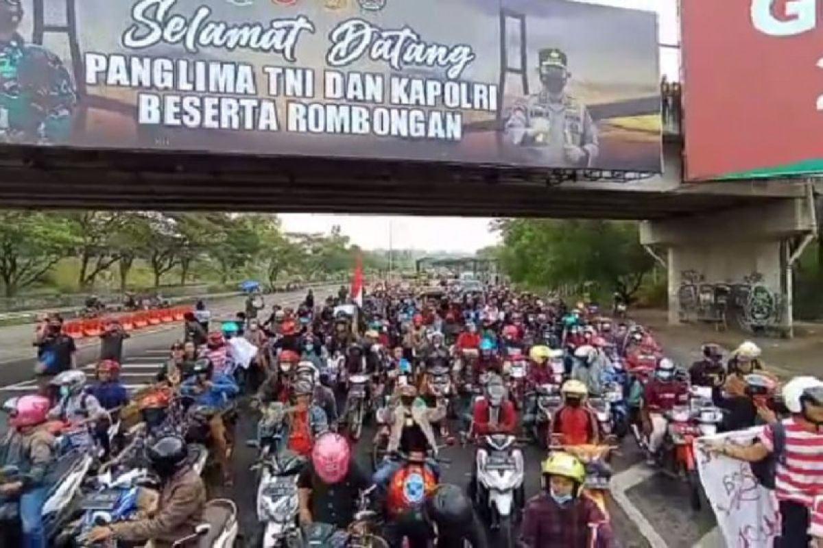 Warga demo tolak penyekatan Jembatan Suramadu  ke Balai Kota Surabaya