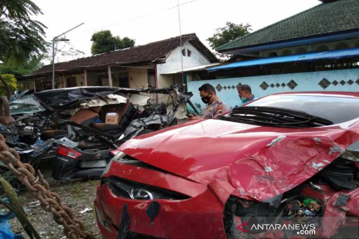 Dua orang meninggal akibat kecelakaan lalu lintas  melibatkan 4 kendaraan di tol