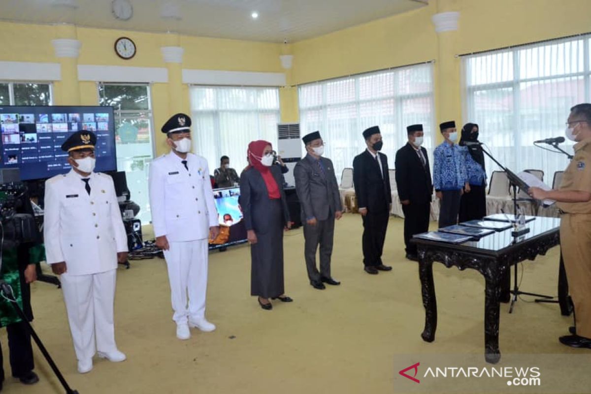 Lantik sejumlah pejabat, Wali Kota Kendari minta tingkatkan semangat kerja