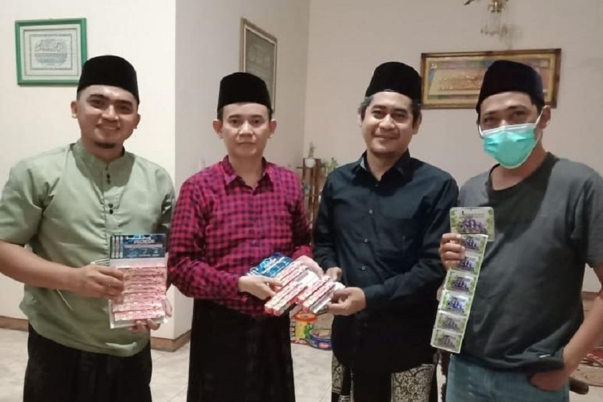 Santri Darul Ulum Jombang dapat bantuan minyak angin aroma terapi