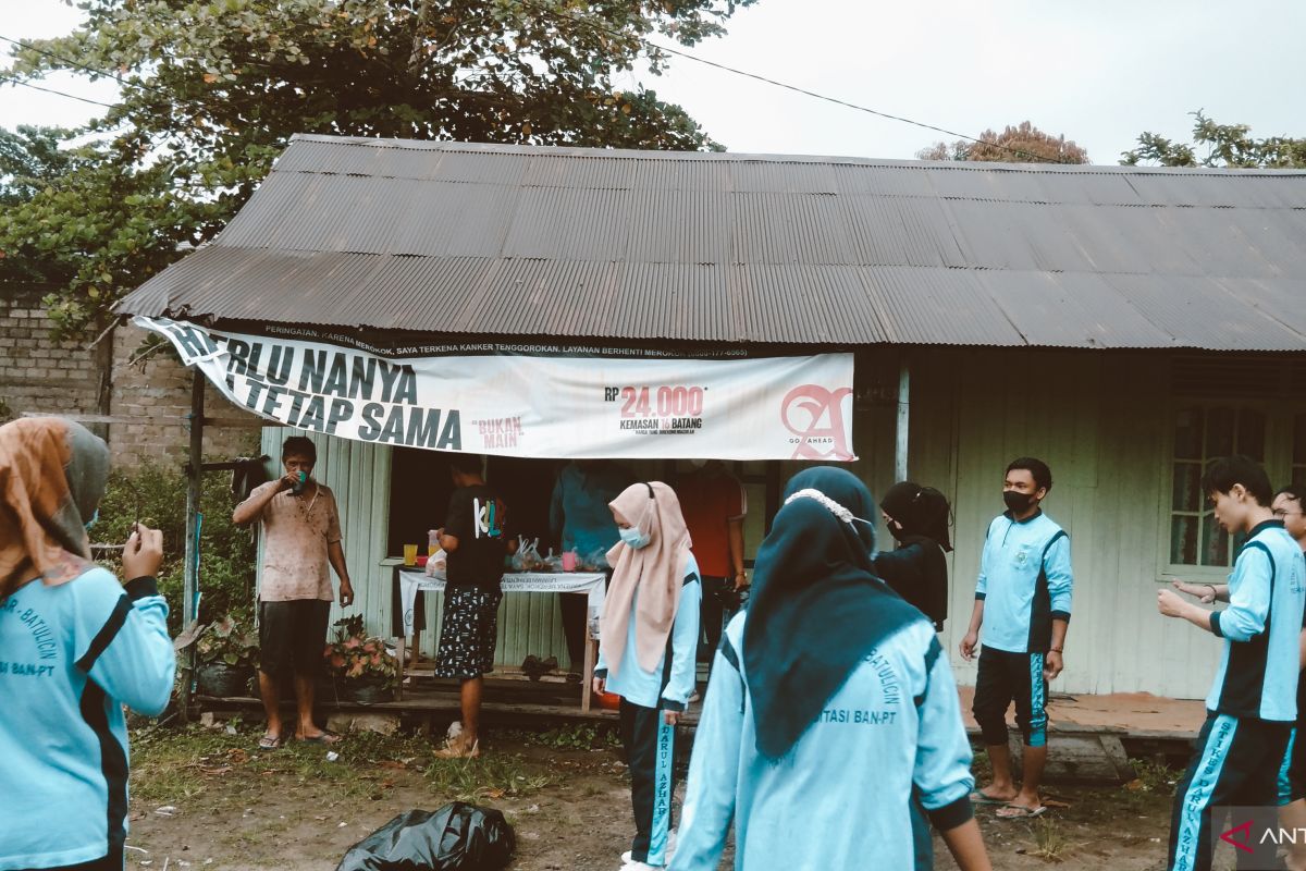 Ratusan Mahasiswa Stikes Darul Azhar gotong royong bersihkan desa