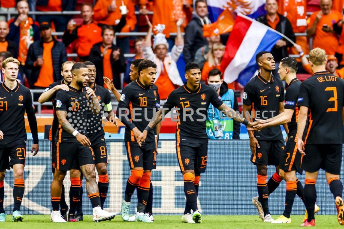 Belanda sapu bersih fase grup dengan  babat Makedonia Utara 3-0