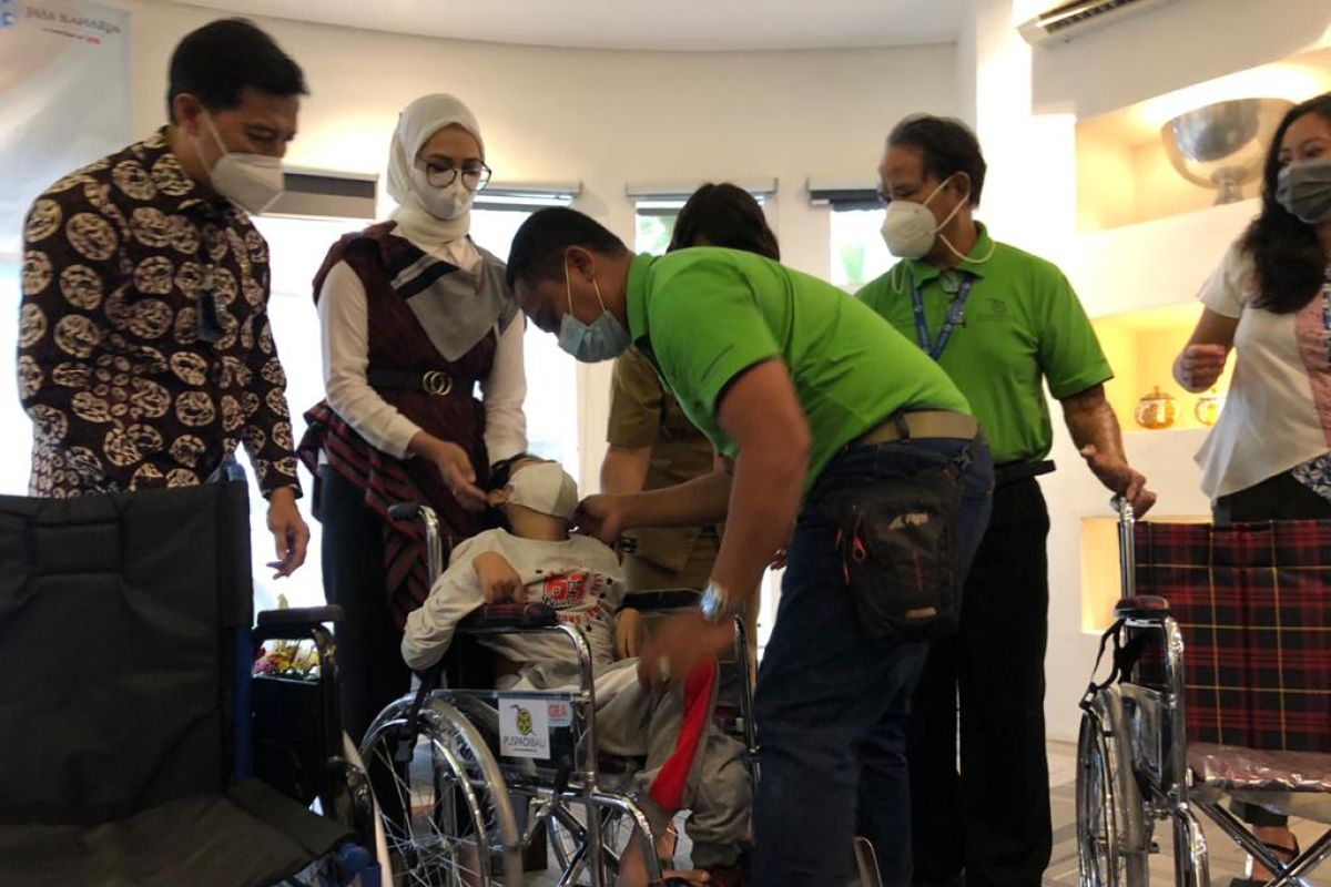 Jasa Raharja bagikan alat bantu mobilitas kepada disabilitas di ALC Denpasar