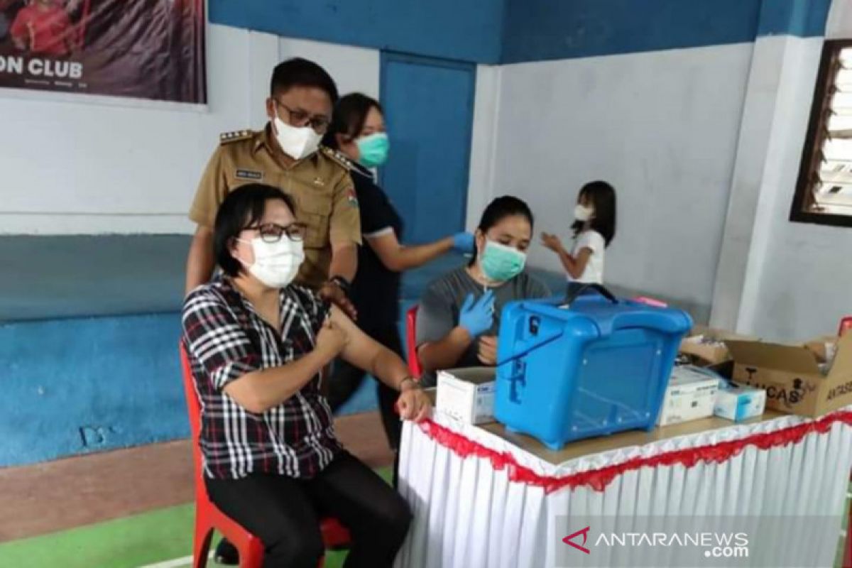 Pemkab Minahasa Tenggara  targetkan vaksinasi 600 jiwa  sehari