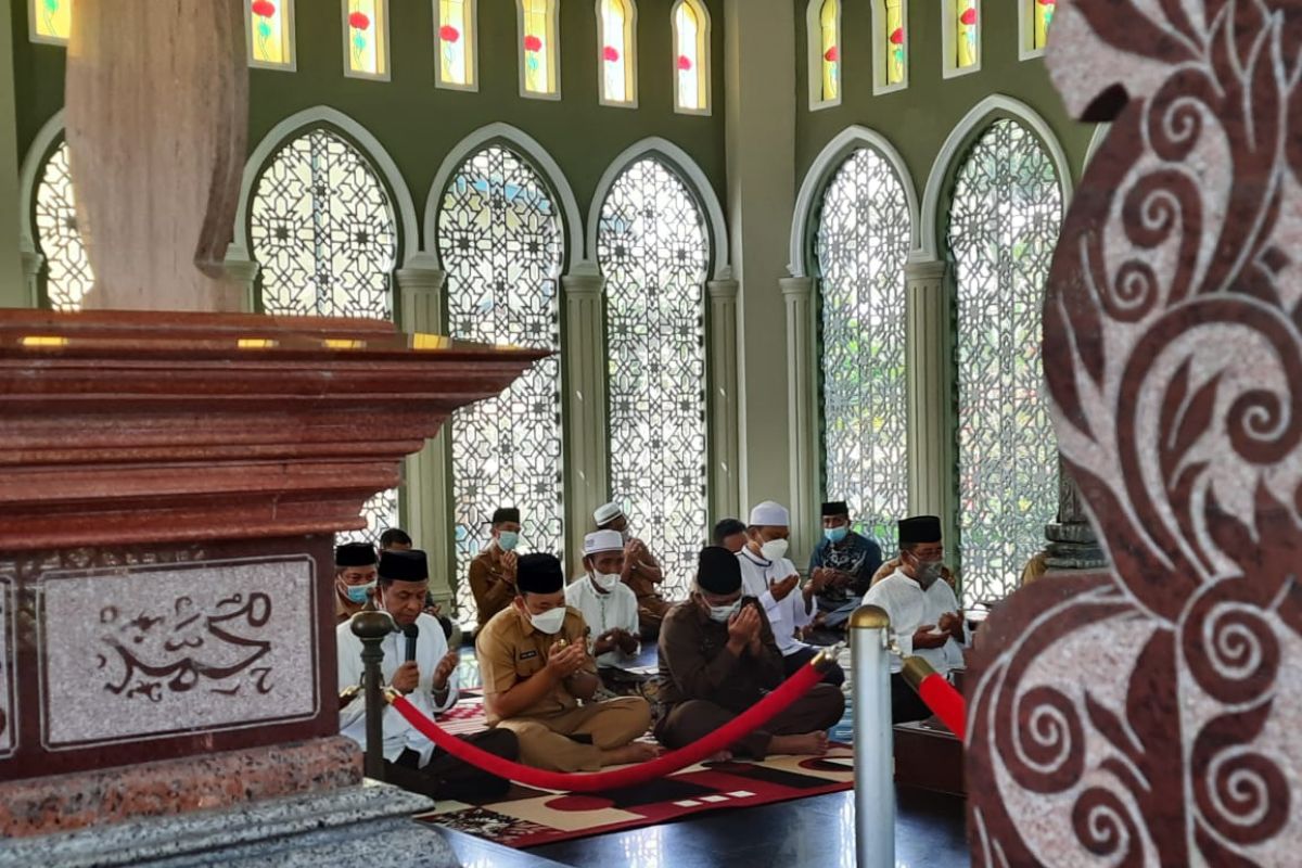 Sehari dilantik, Alfedri-Husni ziarah makam semua sultan di Siak