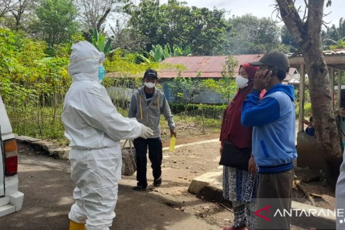 Siang ini, seorang warga isolasi Lingkungan V Pasar Pargarutan Tapsel dilarikan ke RS