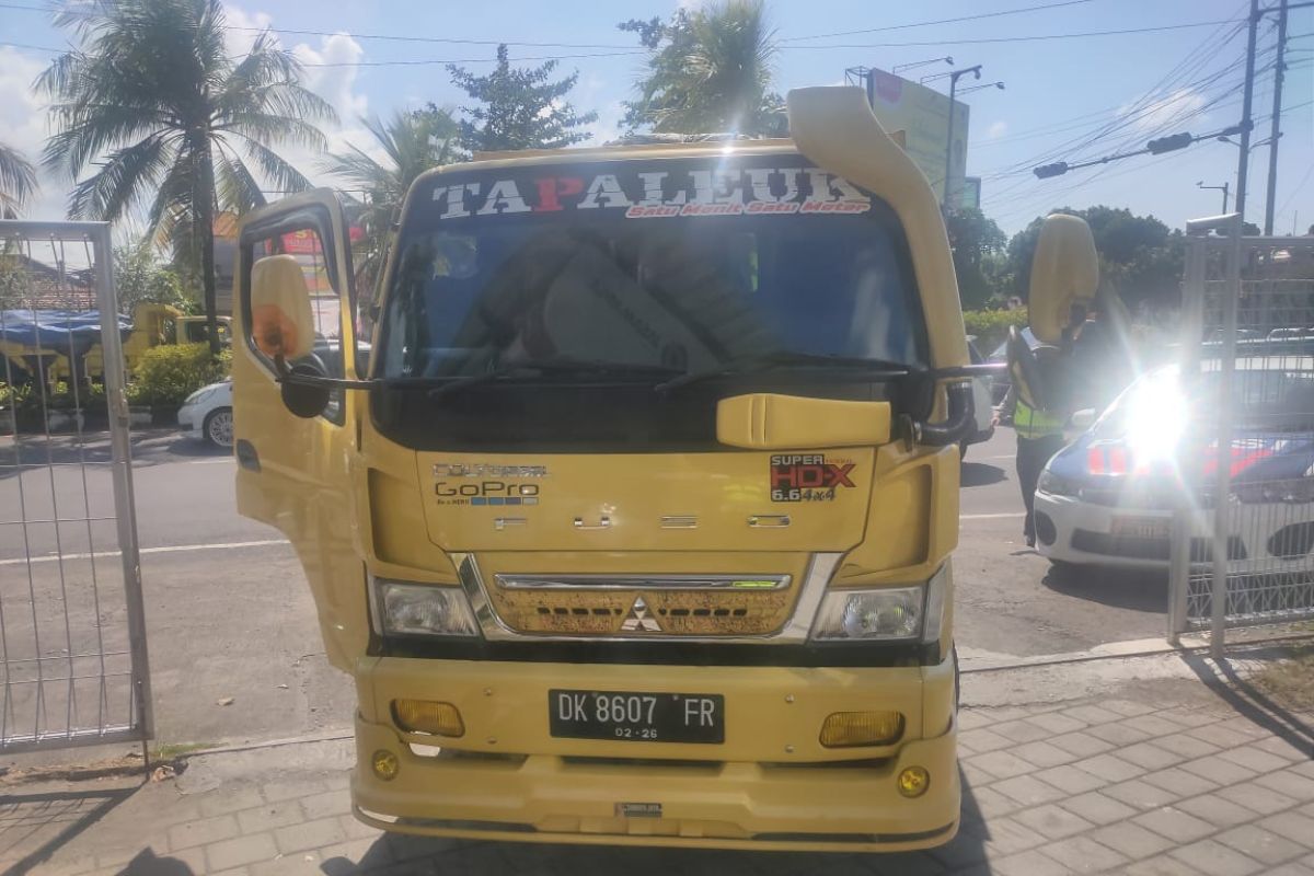 Dump truk tabrak polisi, ini akibatnya