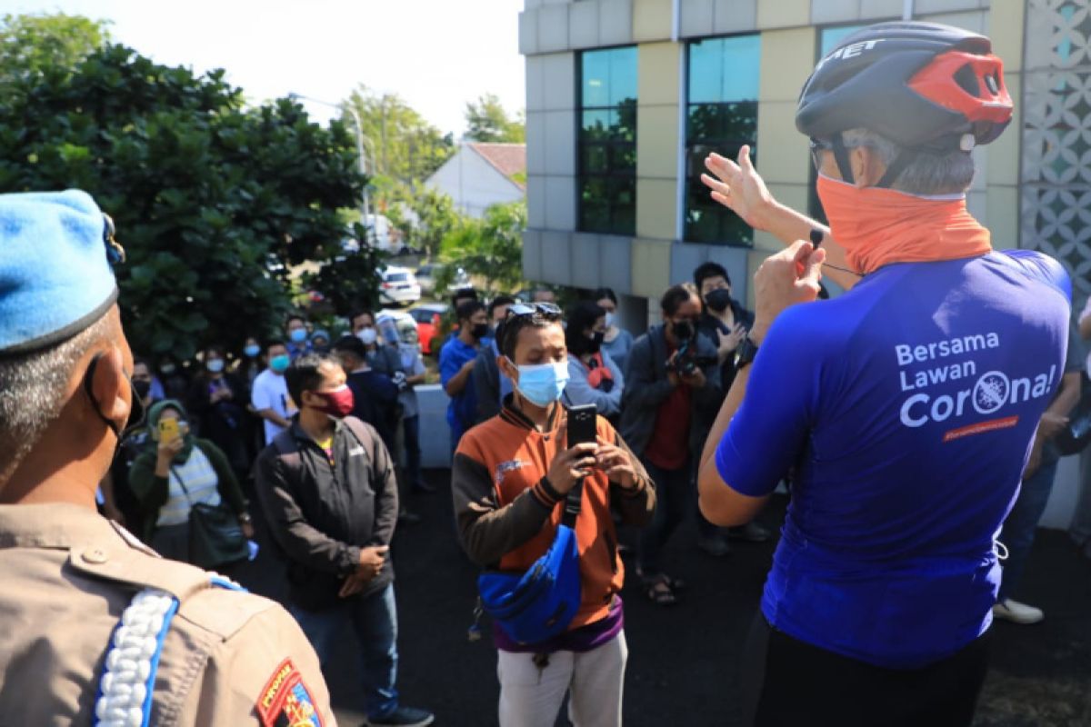 Terjadi kerumunan, Ganjar tertibkan antrean vaksinasi di Semarang