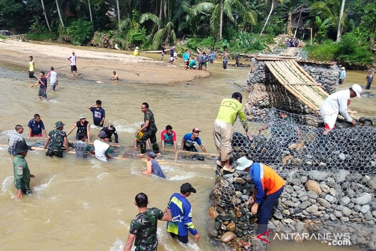 Jembatan darurat penghubung Desa Waki - Batu Tunggal kembali dibangun