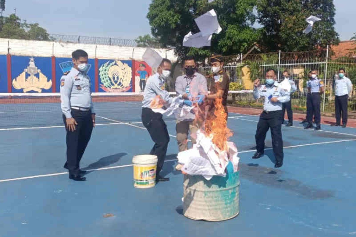 Lapas Indramayu musnahkan ratusan barang sitaan milik narapidana