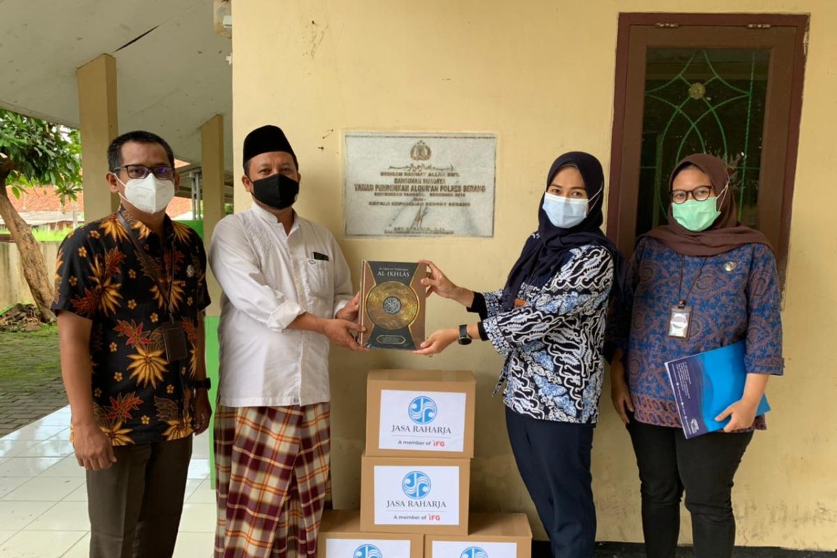 Jasa Raharja Cabang Banten bantu madrasah sejumlah Al-Quran dan buku bacaan