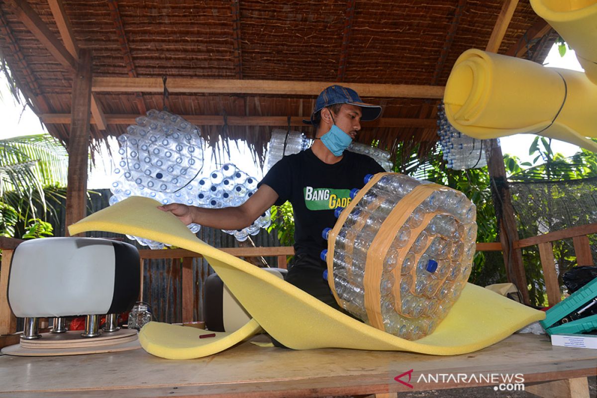 Produksi Sofa Berbahan Botol Plastik Bekas di Aceh