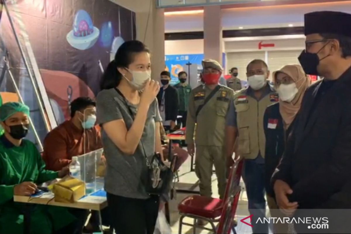 Wali Kota Bogor tinjau pelayanan vaksinasi massal warga berusia 18 tahun ke atas