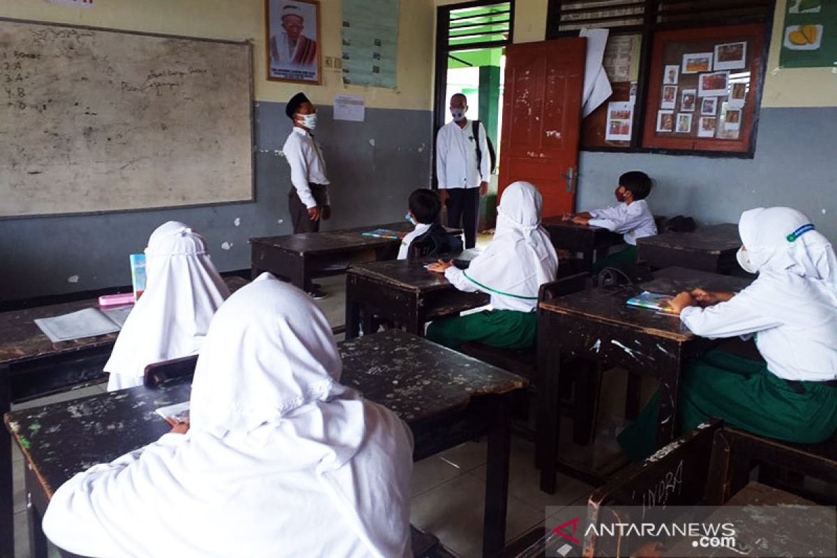 Pembelajaran tatap muka di Semarang tunggu perkembangan COVID-19