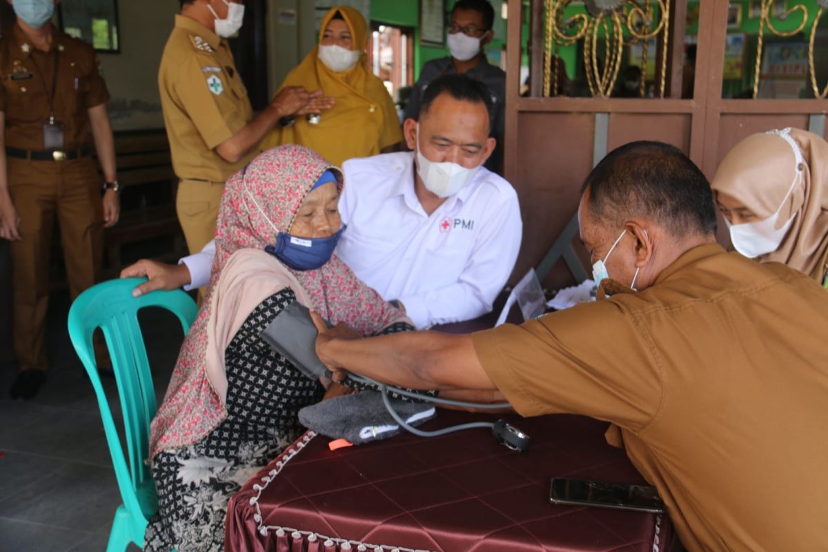 Wabup Pringsewu tinjau pemeriksaan darah dan vaksinasi COVID-19