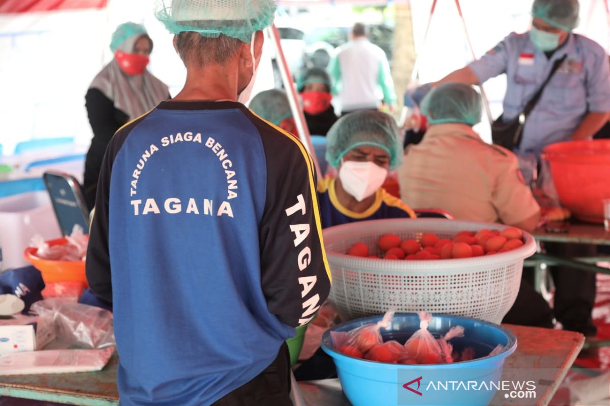 Risma bagikan telur, sehatkan masyarakat di masa pandemi COVID-19