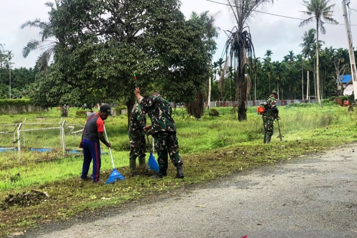 Satgas TNI ajak warga bersihkan lingkungan jalan di perbatasan RI-PNG