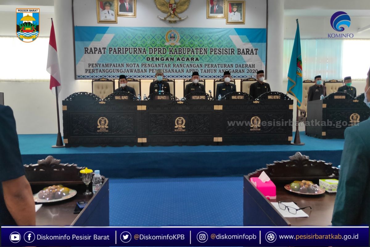 Bupati Pesisir Barat serahkan Raperda pertanggungjawaban pelaksanaan APBD 2020