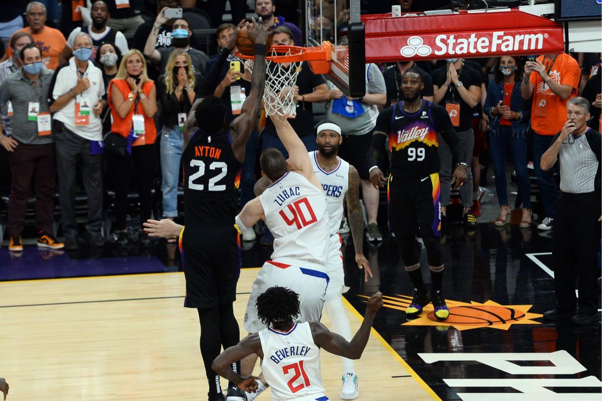 Dunk detik terakhir dari Deandre Ayton bawa Suns memimpin 2-0