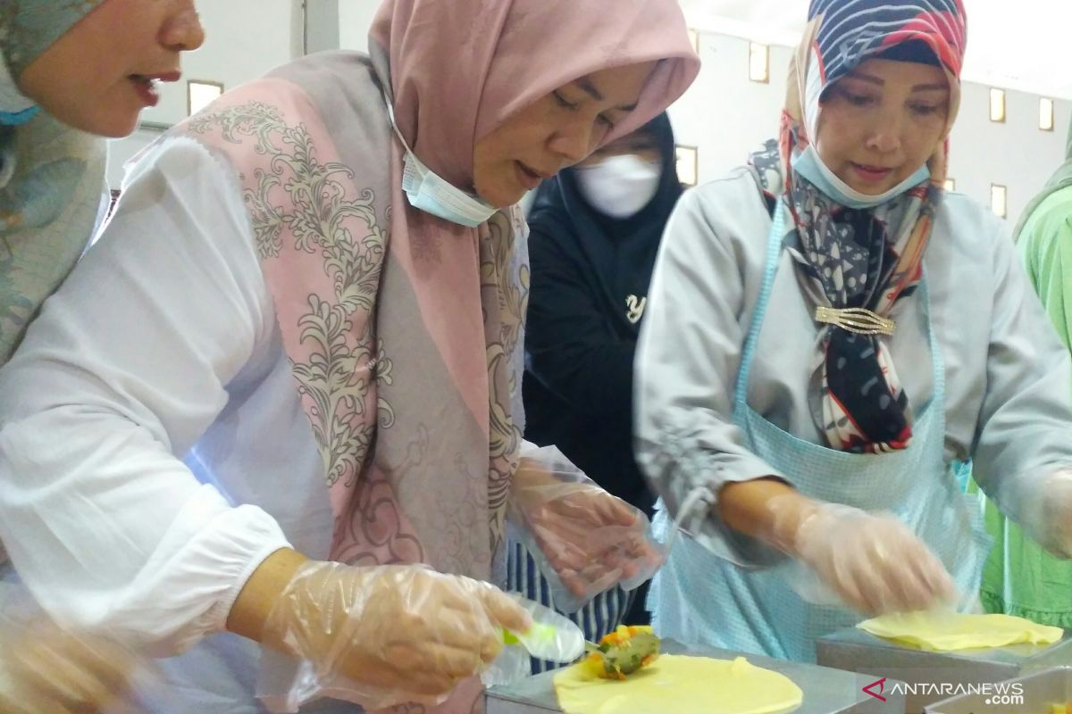 Solok Selatan latih UMKM buat makanan ringan