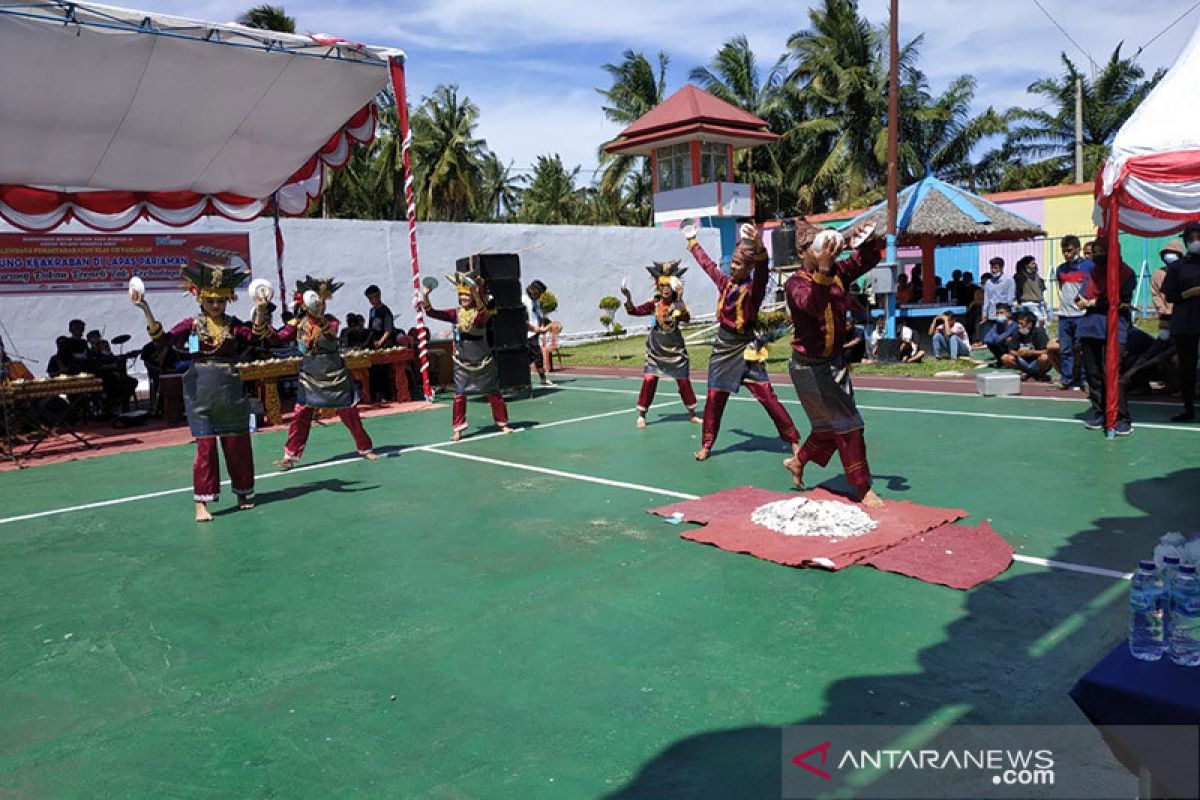 Sejumlah komunitas seniman di Sumbar hibur warga Lapas Pariaman