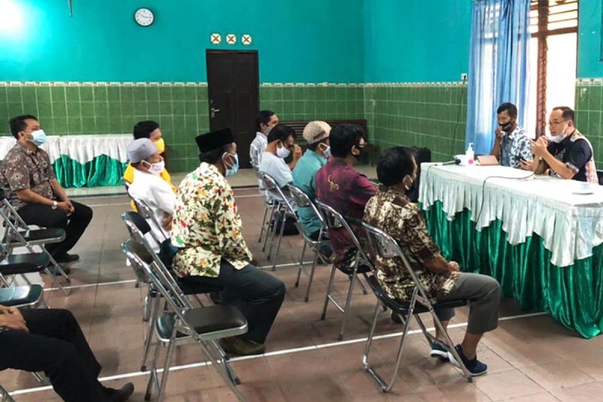 Pemkot Magelang bagikan honor ketua RT/RW dengan terapkan prokes