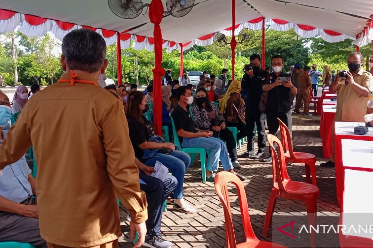 890 orang dapat suntikan vaksin COVID-19 pada hari pertama vaksinasi massal