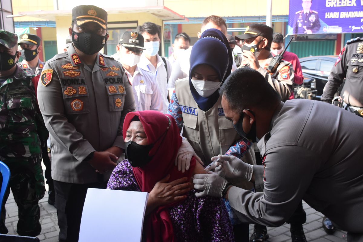 Giliran 500 pedagang Pasar Kedungmaling Mojokerto ikuti vaksinasi COVID-19