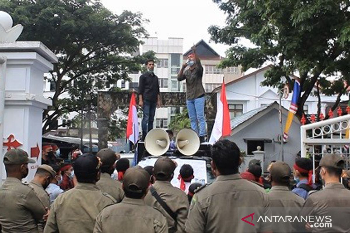 Mahasiswa Seram Timur tuntut realisasi janji Gubernur Maluku