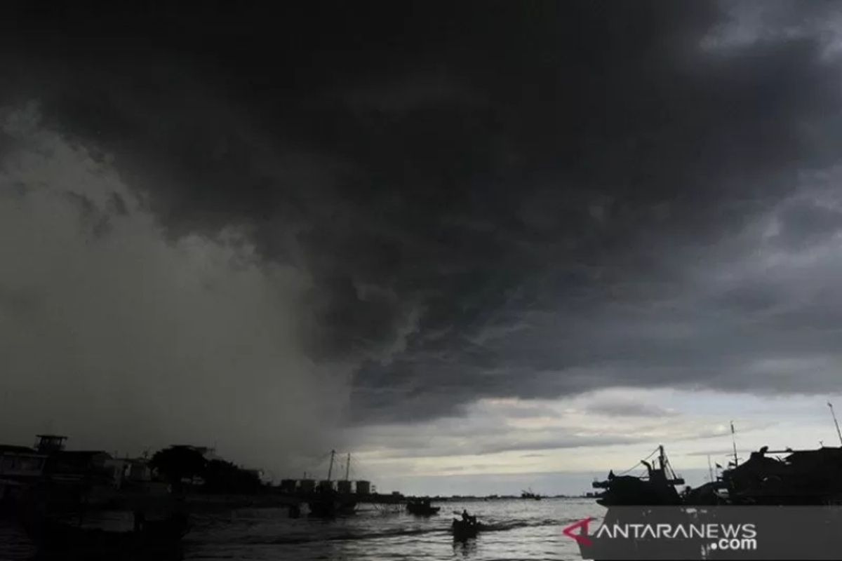 Prakiraan BMKG, Sumbar berpotensi hujan lebat disertai kilat/petir dan angin kencang