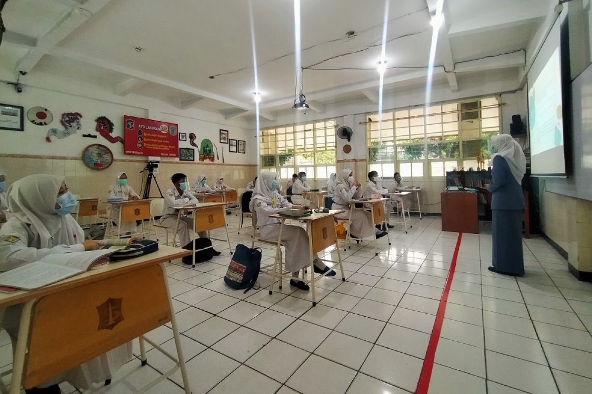 Sekolah tatap muka di Surabaya masih tunggu perkembangan COVID-19