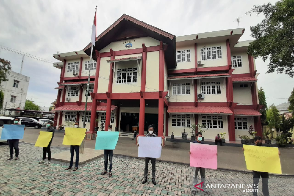 Lokasi pemeriksaan pejabat Aceh oleh KPK diwarnai aksi diam