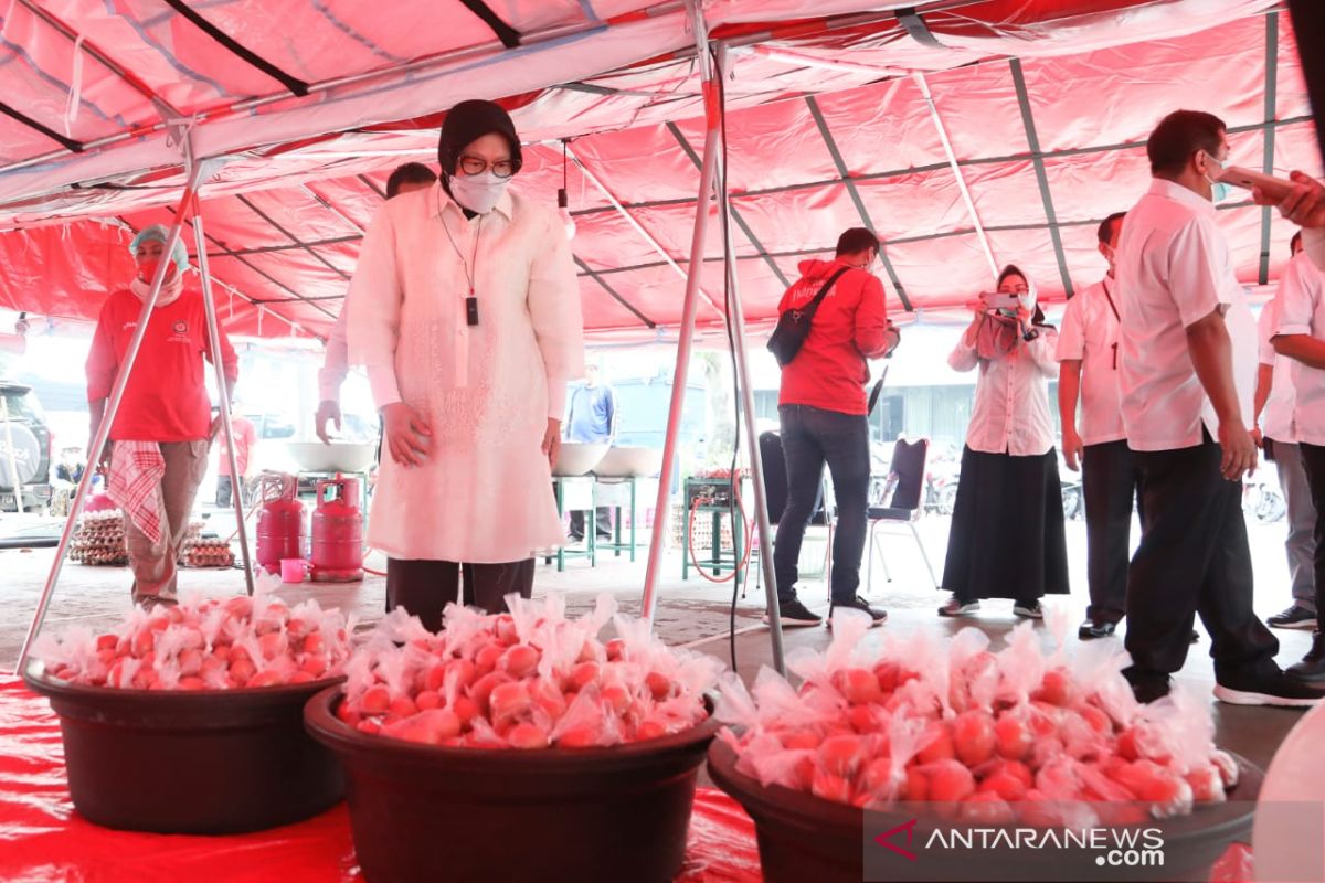 Mensos Risma bantu asupan protein telur ke warga DKI di tengah pandemi