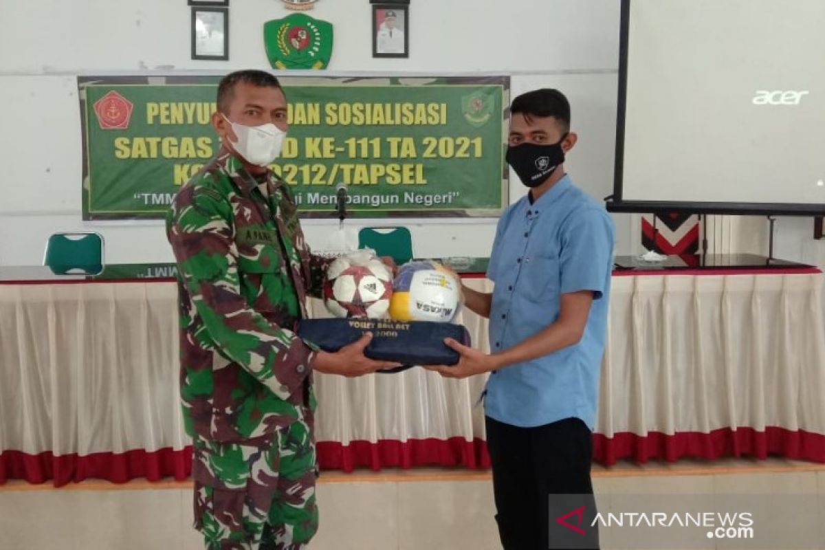 Perwira Satgas TMMD serahkan bola voli untuk warga Desa Sihuom