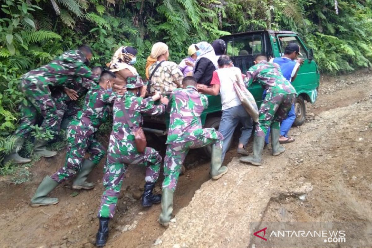 Satgas TMMD Kodim 0212/TS bantu mobil warga yang mogok