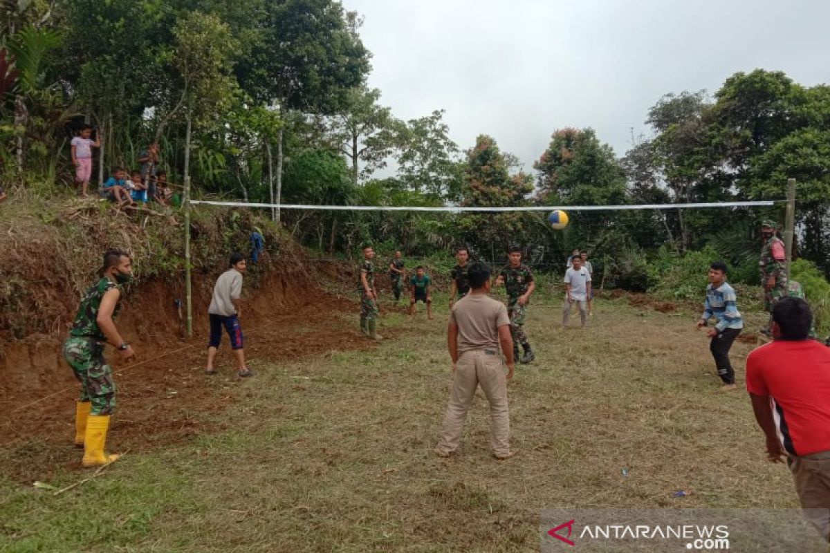 Satgas TMMD main voli bersama warga Desa Siuhom