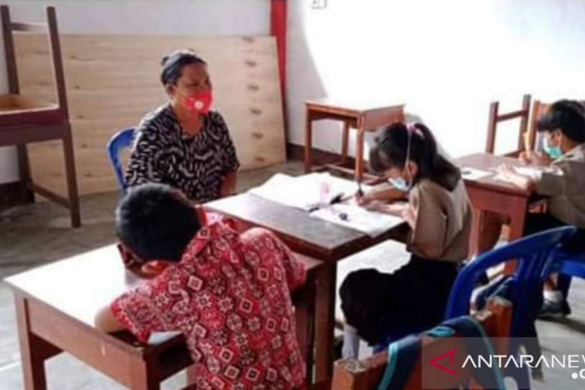 Guru di Kabupaten Minahasa Tenggara wajib jalani vaksinasi COVID-19