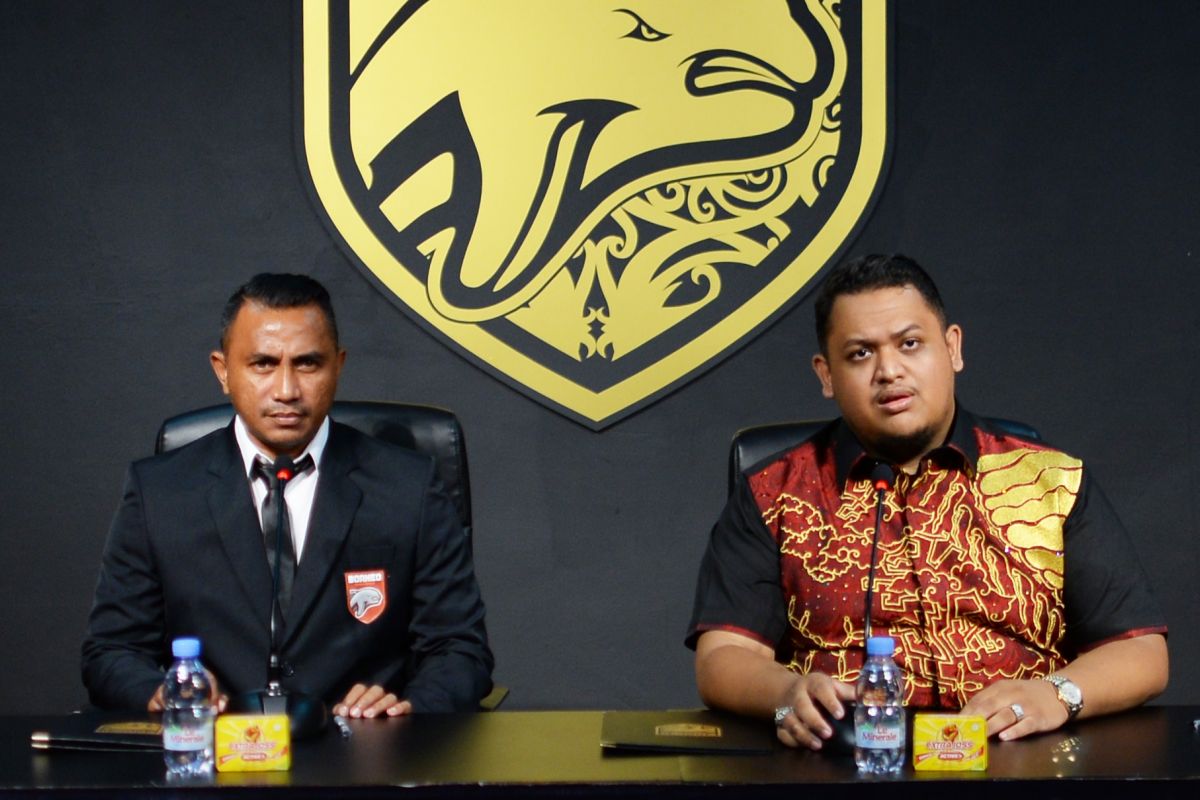 Borneo FC tunjuk legenda sepak bola Firman Utina tangani akademi