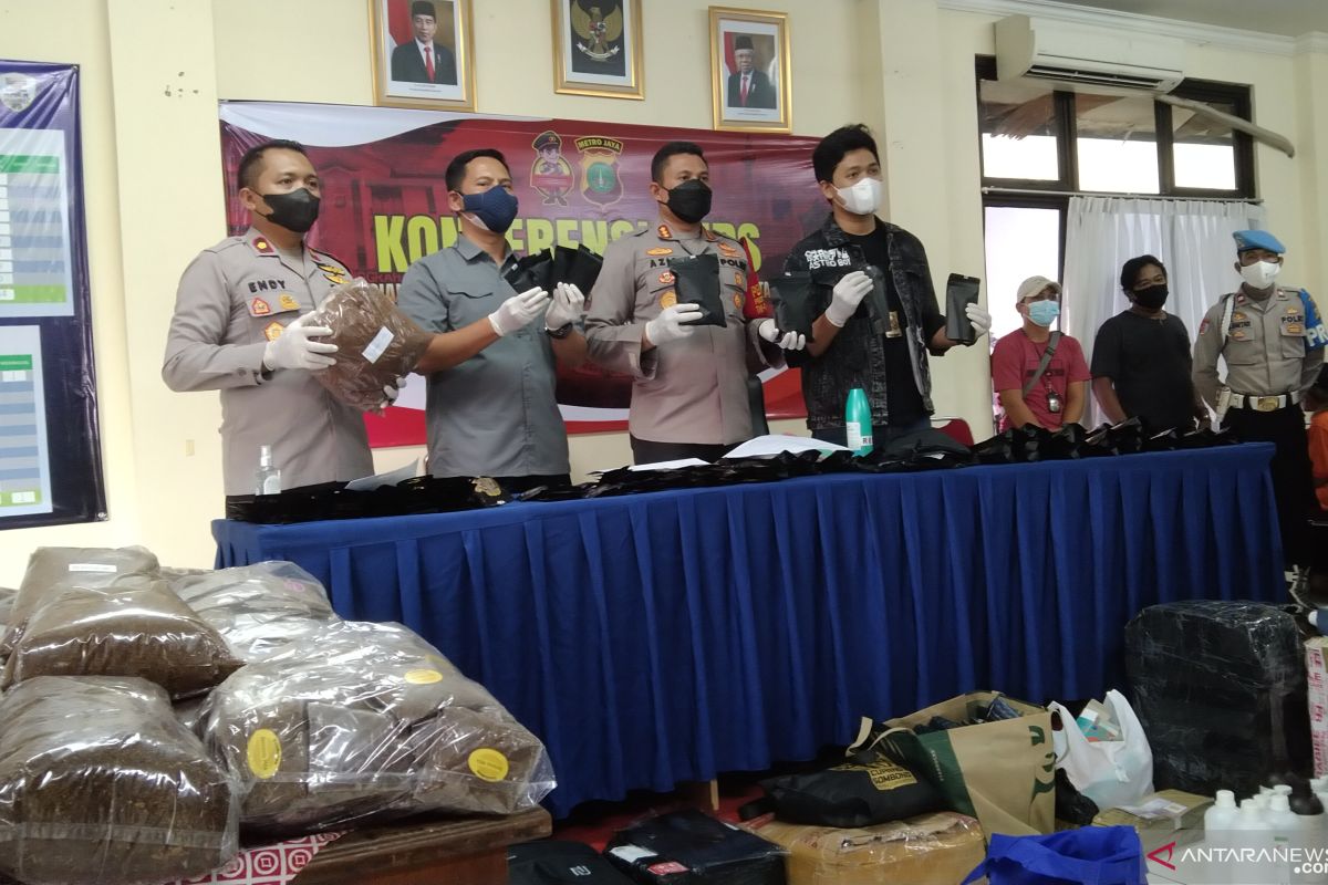 Polisi tangkap wanita produsen tembakau sintetis di Tangerang