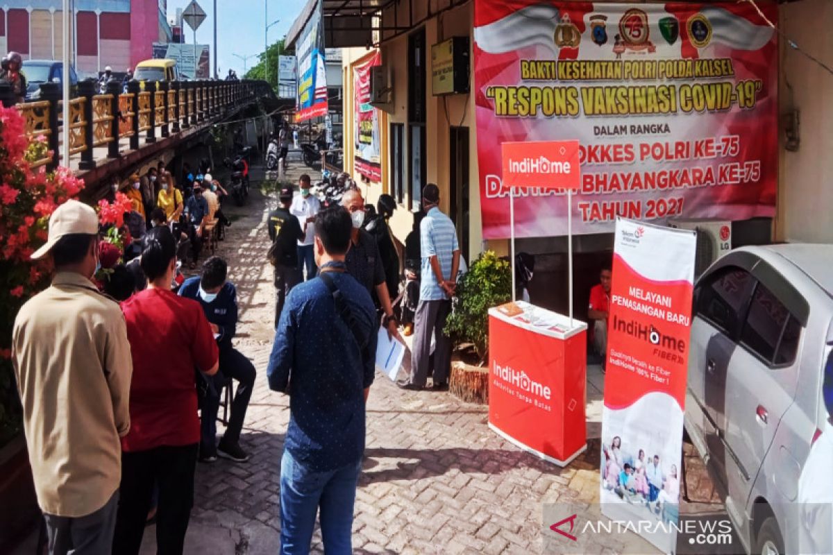 Polda Kalsel vaksinasi COVID-19 pedagang pasar Banjarmasin