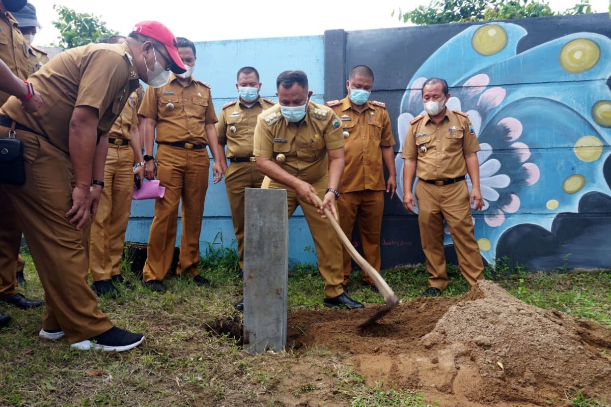 Bupati Lampung Selatan kawal pemasangan patok beton batas pantai