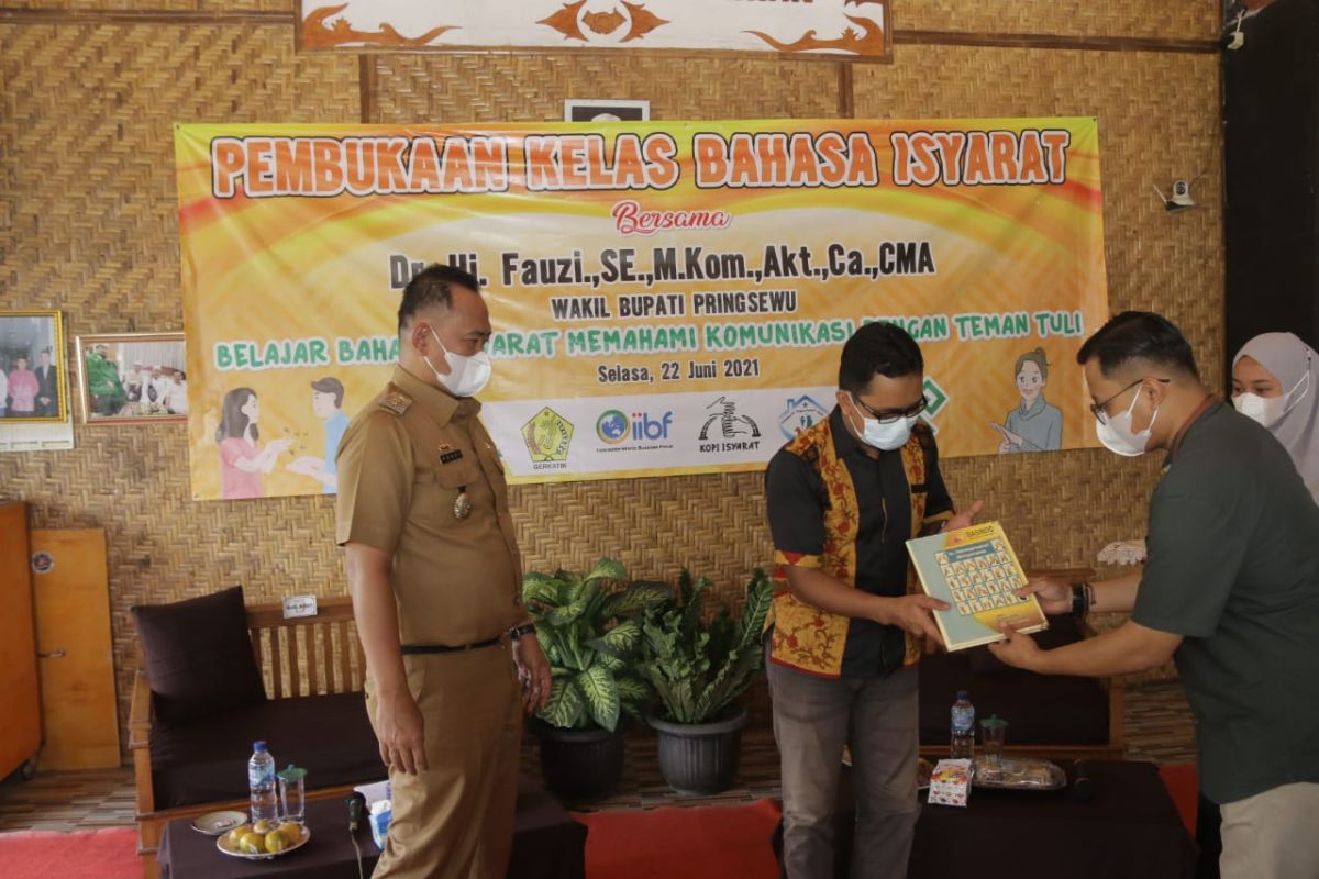 Wakil Bupati resmikan kelas bahasa isyarat pertama di Pringsewu