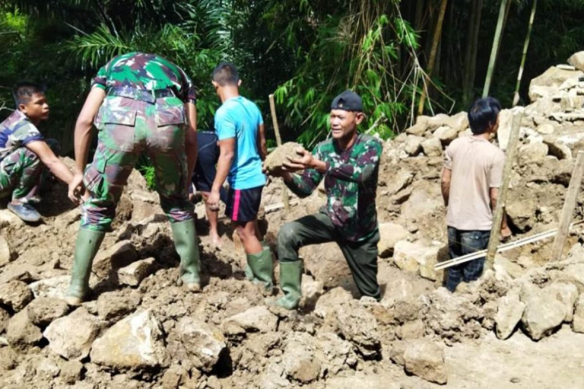 Prajurit Lantamal VI buka daerah terisolir di Kepulauan Selayar