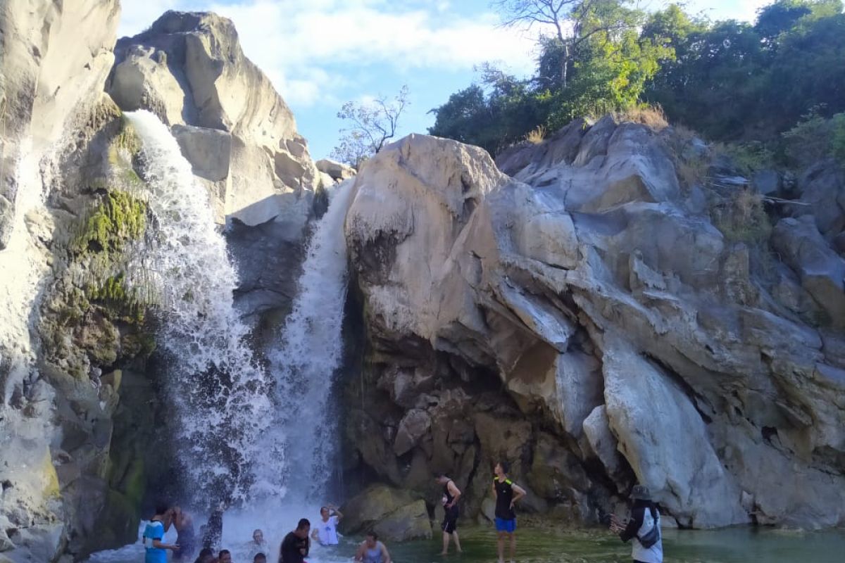 Menikmati keeksotikan Air Terjun Dewi Selendang