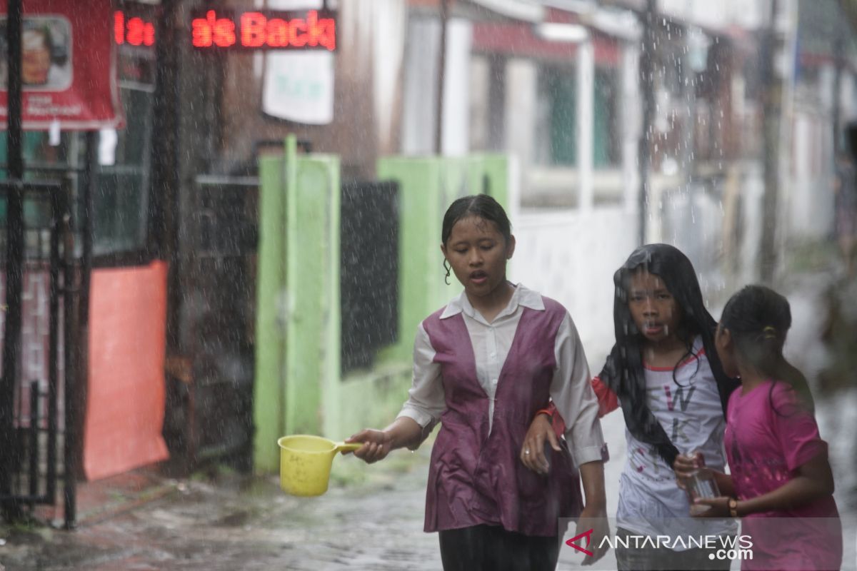 Sumbar hari ini berpotensi diguyur hujan, waspadai gelombang tinggi di Mentawai