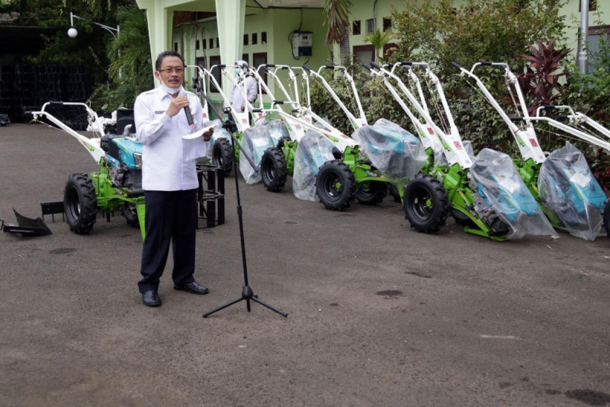 Pemprov Banten bantu 120 traktor tangan ke kelompok tani di empat kabupaten/kota