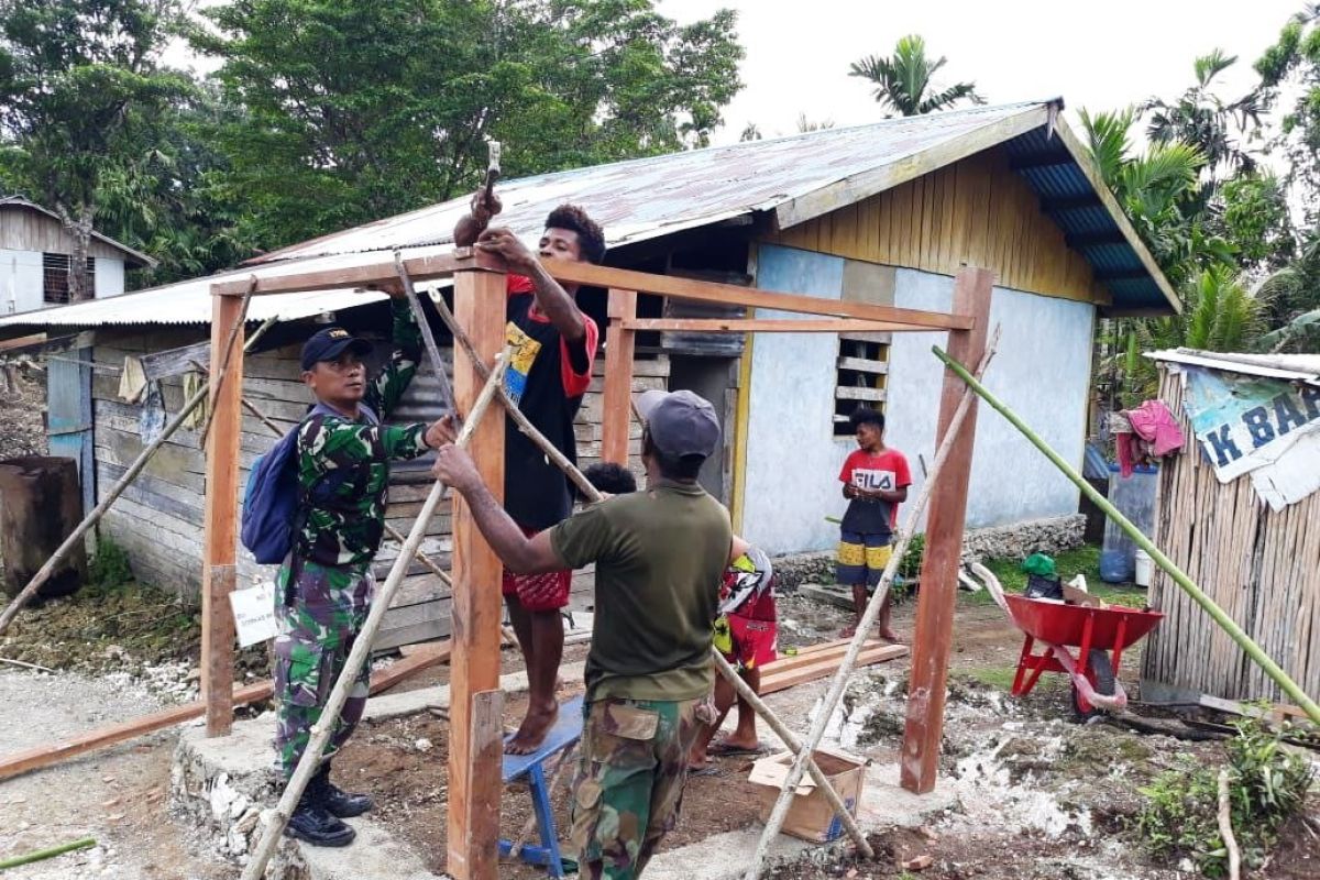 Satgas TMMD Kodim Biak bangun jamban untuk warga Wasiyai Swandiwe