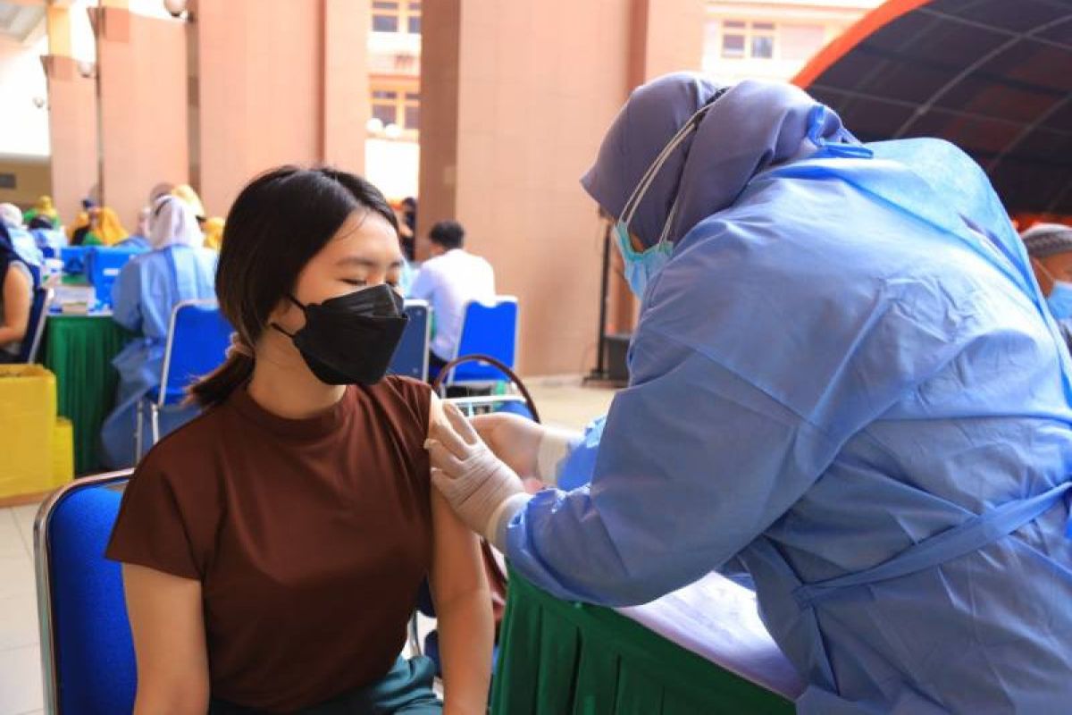 Tangerang buka layanan vaksinasi usia 18+ sasar 17.000 orang sehari